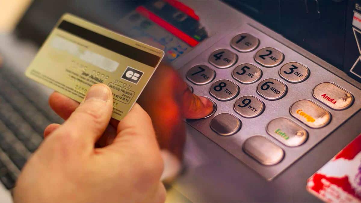 Les 9 codes secrets de carte bancaire les plus piratés, évitez-les à tout prix