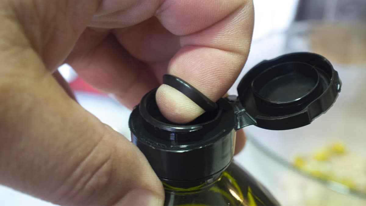 L’utilisation méconnue de l’anneau sur les bouteilles d’huile d’olive enfin dévoilée