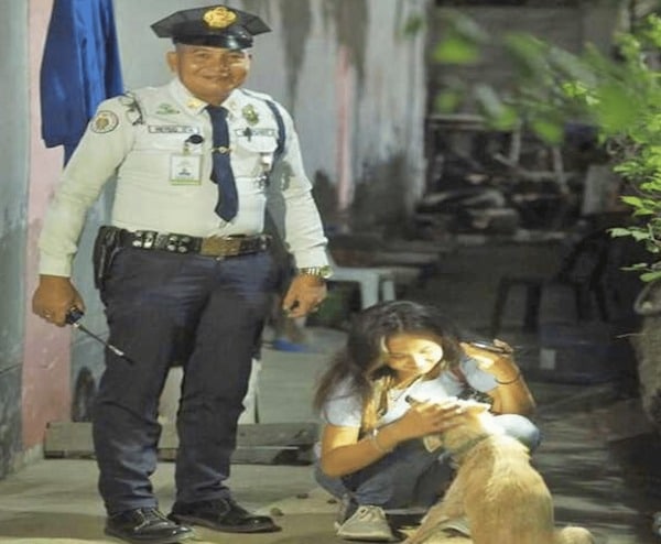 Un agent de sécurité enfreint les règles pour venir au secours d’une chienne errante