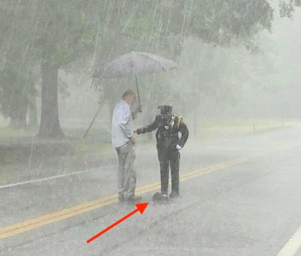 Ils voient un policier sous le déluge en plein milieu de la route et comprennent qu’il protège un animal surprenant
